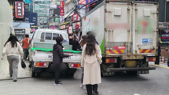 9일 강남역 11번출구 뒤쪽 골목. 보행자 우선도로지만, 차와 뒤섞여 보행자들은 겨우 길을 지나가고 있다. 〈사진=이지현 기자〉