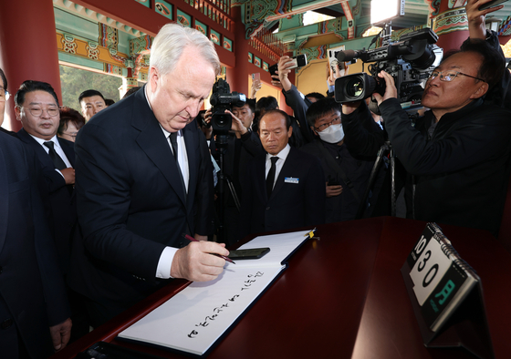 인요한 국민의힘 혁신위원장이 지난달 30일 오전 광주 북구 국립 5·18 민주묘지에서 방명록에 글을 남기고 있다. 〈사진=연합뉴스〉