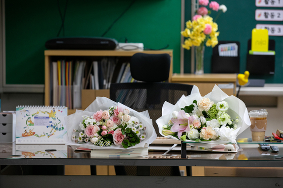 서울 서이초등학교 교사의 49재 추모일인 지난 9월 4일 오후 서울 서이초등학교 교실에 꽃다발이 놓여져 있다. 〈사진=연합뉴스〉