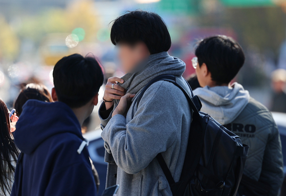 지난 10일 서울 종로구 광화문광장에서 한 시민이 목도리를 두른 채 걷고 있다. 〈사진=연합뉴스〉