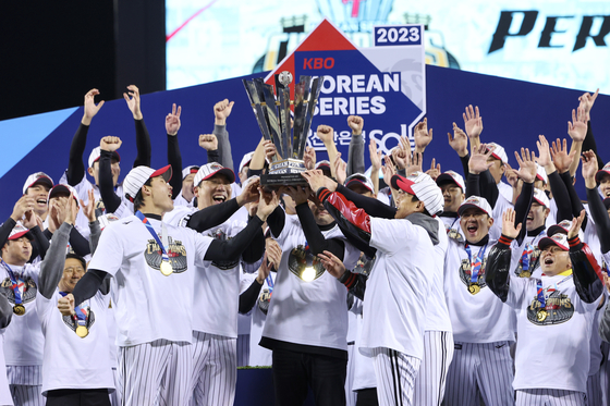 13일 서울 잠실야구장에서 열린 2023 KBO 한국시리즈 5차전 kt wiz와 LG 트윈스의 경기에서 kt를 6-2로 꺾고 29년 만에 우승을 차지한 LG 선수들이 트로피와 함께 기념 촬영하고 있다. 〈사진=연합뉴스〉