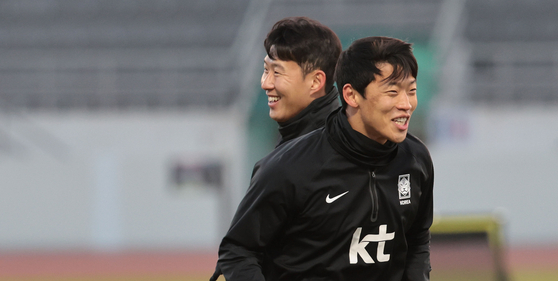 환하게 웃으며 훈련하는 손흥민과 황희찬   (서울=연합뉴스) 김인철 기자 = 한국 축구대표팀의 손흥민과 황희찬이 13일 서울 양천구 목동운동장에서 2026 국제축구연맹(FIFA) 북중미 월드컵 아시아 2차 예선 1차전 싱가포르와 경기를 앞두고 훈련을 하고 있다. 2023.11.13   yatoya@yna.co.kr (끝)  〈저작권자(c) 연합뉴스, 무단 전재-재배포 금지〉