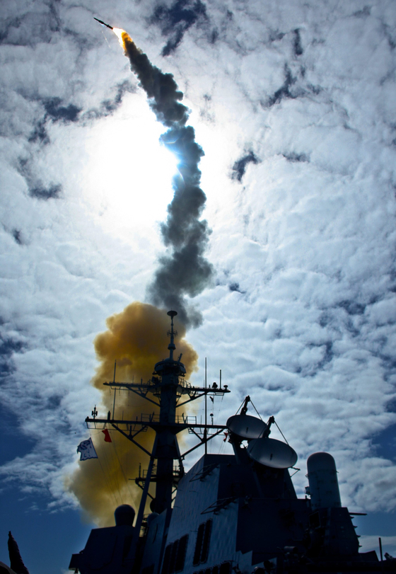 미 구축함에서 발사되는 SM-6 함대공미사일 모습. 〈사진=미국 해군〉