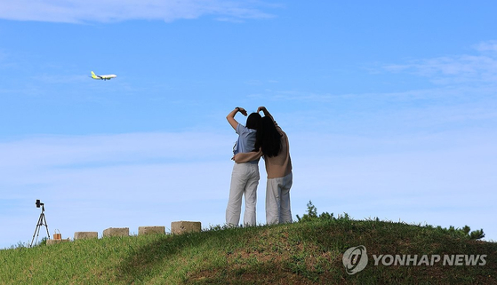 가을 하늘 아래 제주 관광객 〈사진=연합뉴스〉