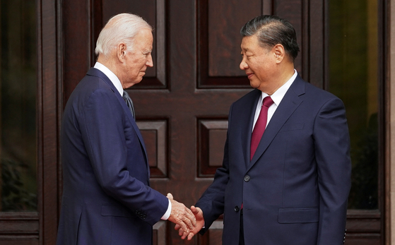 현지시간 15일 조 바이든 미국 대통령이 미국 캘리포니아 우드사이드에서 시진핑 중국 국가주석과 악수하고 있다. 〈사진=로이터〉