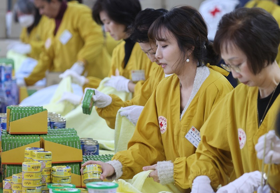 어제(15일) 서울 중구 대한적십자사 서울사무소에서 열린 '2023 사랑의 선물' 제작 행사에 한동훈 법무부 장관의 부인 진은정 변호사가 참석했다. 〈사진=연합뉴스〉 