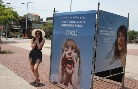 현지시간 지난 18일 브라질 리우데자네이루 테일러 스위프트 콘서트장 앞 〈사진=로이터〉