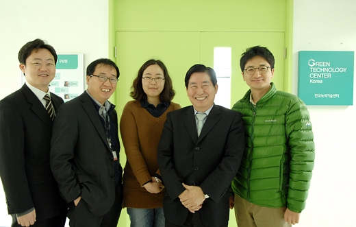 성창모 고려대학교 에너지환경대학원 교수(오른쪽에서 두 번째)의 초대 녹색기술센터 소장 역임 당시 모습. (사진: 녹색기술센터)