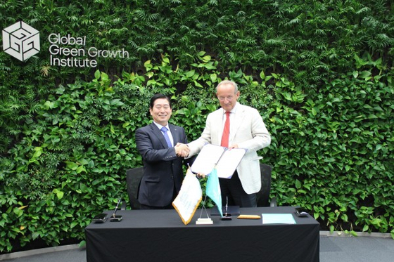 2014년 8월, 성창모 당시 녹색기술센터 소장이 글로벌녹색성장기구 이보 드 보어 당시 사무총장과 MOU를 체결하고 있다. (사진: 녹색기술센터)