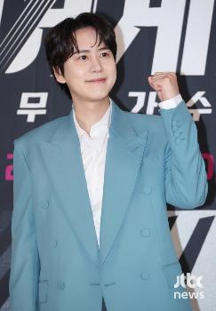 슈퍼주니어 규현, 분장실 침입한 30대 여성 흉기 난동에 부상