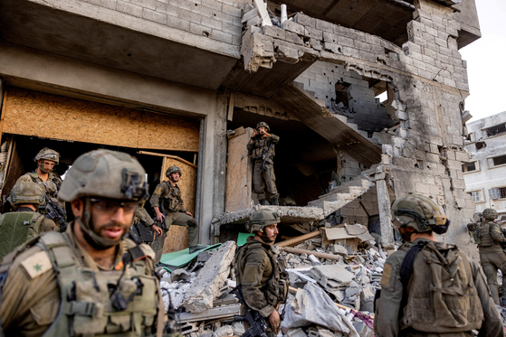 지난 8일 가자지구 북부에서 이스라엘 군인들이 무너진 건물 잔해 사이에 서있다. 〈사진=로이터〉