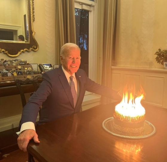 조 바이든 미국 대통령이 81번째 생일을 맞아 사진을 공개했다. 바이든 대통령은 자신을 둘러싼 고령 논란에 대해 ″146번째 생일을 맞았다″며 농담으로 너스레를 떨었다 〈사진=바이든 대통령 SNS〉