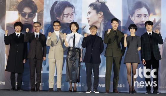 22일 오전 서울 용산구 한강로 CGV 용산아이파크몰에서 영화 '외계+인' 2부 제작보고회가 열렸다. 최동훈 감독과 류준열, 김태리, 김우빈, 염정아, 조우진, 김의성, 진선규가 참석했다. 김현우 엔터뉴스팀 기자 kim.hyunwoo3@jtbc.co.kr (콘텐트비즈니스본부)