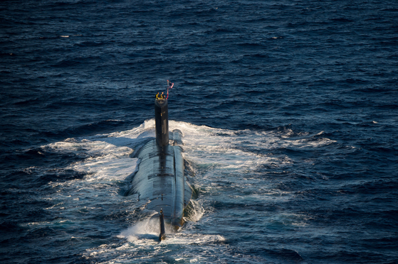 하와이 해안을 항해하는 공격용 잠수함 산타페(SSN 763) . 〈사진=미 해군〉