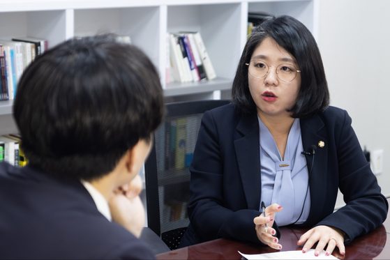 기본소득당 용혜인 대표가 23일 국회 의원회관에서 내년도 총선 계획과 관련해 개혁연합신당(가칭)을 제안하는 인터뷰를 하고 있다. 〈사진=기본소득당 용혜인 의원실〉