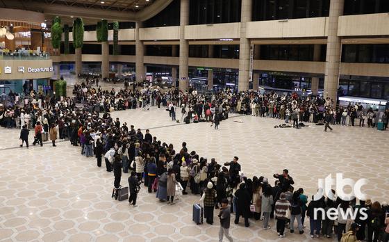 '군 입대 발표' 방탄소년단 정국·지민, 월클 등장 공항 마비