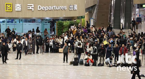 '군 입대 발표' 방탄소년단 정국·지민, 월클 등장 공항 마비