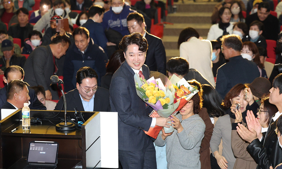 이준석 전 국민의힘 대표가 26일 대구 북구 엑스코에서 열린 '더 나은 미래를 향한 우리의 고민' 토크 콘서트에서 지지자에게 꽃다발을 받고 있다. (사진=연합뉴스)