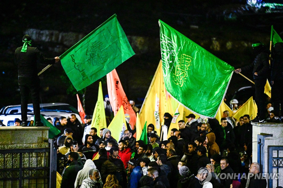 수감자 석방 기다리는 팔레스타인인들 〈사진=AFP·연합뉴스〉