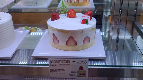 베이커리에서 판매 중인 생크림 딸기 케이크. 〈사진=이지현 기자〉