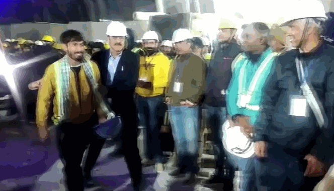 인도 히말라야 산맥의 붕괴된 터널에서 구조되는 노동자들의 모습. 〈영상=로이터〉