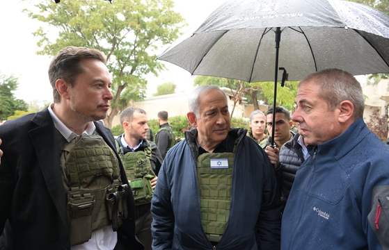 이스라엘 크파르 아자 키부츠를 방문한 일론 머스크. 〈사진=UPI/연합뉴스〉