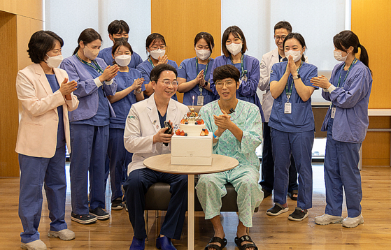 의료진과 함께 밝게 웃어 보이는 정일수 씨. 〈사진=이화여자대학교의료원 제공〉