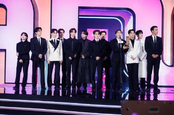 '2023 MAMA' 세븐틴, 8년만 눈물의 대상 “故문빈 고마워“… 뉴진스 4관왕[종합]