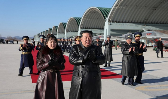 김정은 북한 국무위원장의 딸 김주애가 공군 훈련을 참관했다. 〈사진=조선중앙통신·연합뉴스〉