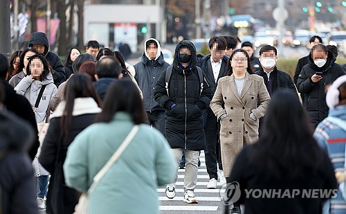 시민들이 두꺼운 옷차림을 하고 출근하고 있다. 〈사진=연합뉴스〉