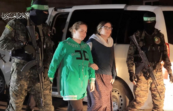 하마스에 억류된 인질들이 풀려나는 모습. 〈사진=로이터/연합뉴스〉