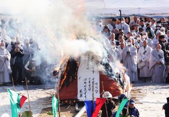 “구할 것 없으니 인연도 사라지는구나”…자승스님 다비식 엄수