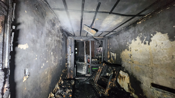 지난 3일 밤 9시쯤 화재가 발생한 대구시 북구 검단동의 아파트 8층 현장. 〈사진=대구소방안전본부〉