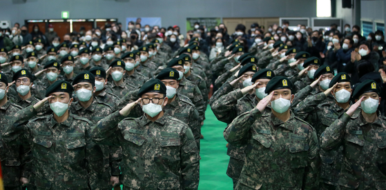 저출산에 따른 병역자원 감소로 육군이 신병교육대대를 순차적으로 해체하기로 결정했다 〈사진=연합뉴스〉