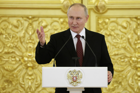 블라디미르 푸틴 러시아 대통령이 4일(현지시각) 모스크바 크렘린궁에서 열린 21개국 대사 신임장 제정식에서 연설하고 있다. 〈사진=로이터〉 