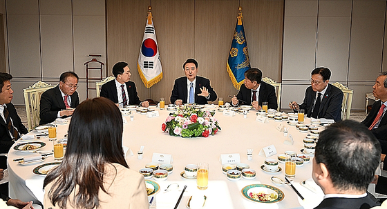 윤석열 대통령이 5일 국민의힘 지도부와 비공개 오찬 회동을 하고 있다. 〈사진=국민의힘 제공〉