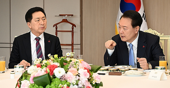 윤석열 대통령이 5일 국민의힘 지도부와 비공개 오찬 회동을 하고 있다. 〈사진=국민의힘 제공〉