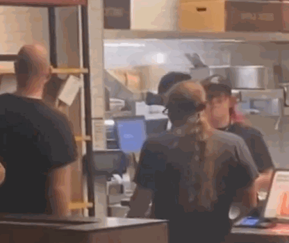 39세 로즈마리 헤인이 지난 9월 5일 미국 유명 프랜차이즈점에서 식당 매니저인 26세 에밀리 러셀에게 음식이 담긴 접시를 던진 혐의로 재판에 넘겨졌다.〈영상=X(옛 트위터) 캡처〉