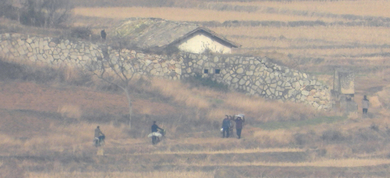 북한이 군사정찰위성 3차를 발사한 후 9·19 남북군사합의 파기를 선언한 지난달 23일 오후 인천시 강화군 강화평화전망대에서 바라본 북한 황해북도 개풍군 일대에서 주민들이 이동하고 있다. 〈사진=연합뉴스〉