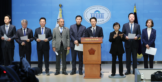 지난 달 15일 더불어민주당 의원들이 '위성정당 방지법' 민주당 당론 추진 촉구 기자회견을 하고 있습니다. [사진출처=연합뉴스]