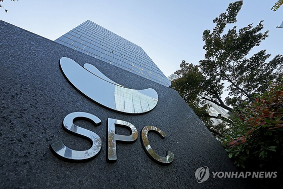 서울중앙지검은 오늘(11일) 오전 검찰 수사관에게 뇌물을 건넨 혐의로 황재복 SPC 대표이사 사무실 등을 압수수색했습니다. 