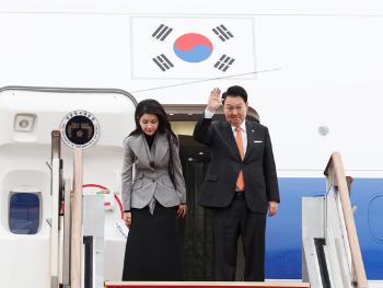 윤 대통령, 네덜란드 출국...“반도체 동맹 만들 것“