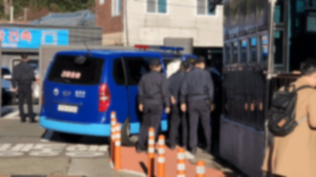 오늘(13일) 오전 가해자가 대전지법 논산지원에서 열린 선고 공판에 출석하기 위해 호송차에서 내리고 있다 〈영상=JTBC〉