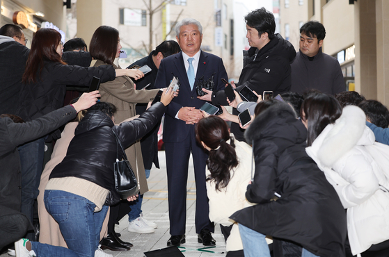  청문회 준비 사무실 출근하는 김홍일 방통위원장 후보자 [사진 연합뉴스]