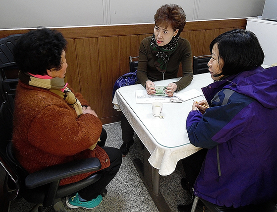 지난 2017년 겨울 성금을 전달하기 위해 군청을 찾은 구씨(가장 왼쪽). 〈사진=창녕군청〉