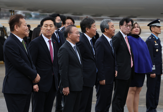 국민의힘 김기현 대표와 이상민 행정안전부 장관 등이 네덜란드를 국빈 방문하는 윤석열 대통령을 환송하기 위해 11일 경기 성남 서울공항에 도열해 있다. 〈사진=연합뉴스〉