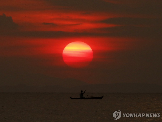 필리핀 마비니 석양 〈사진=연합뉴스〉