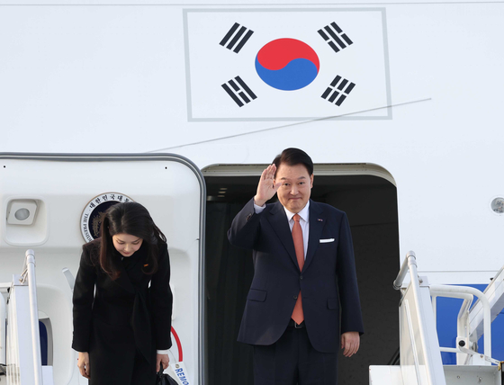 네덜란드 국빈 방문 일정을 마친 윤석열 대통령과 부인 김건희 여사가 14일(현지시간) 암스테르담 스히폴 공항에서 귀국하기 전 전용기인 공군 1호기에서 손들어 인사하고 있다. 〈사진=연합뉴스〉