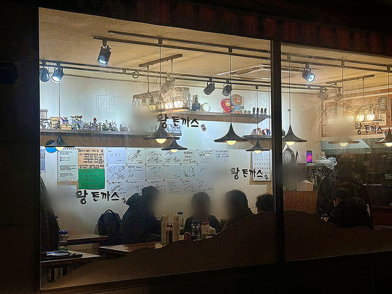저녁 시간 따뜻한 불빛이 새어 나오는 가게. 〈사진=김휘란 기자〉