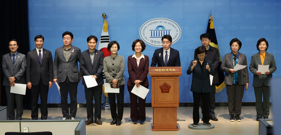 더불어민주당 더좋은미래 의원들이 15일 국회에서 이낙연 전 대표의 창당 선언 철회 촉구 기자회견을 하고 있습니다. [사진출처=연합뉴스]